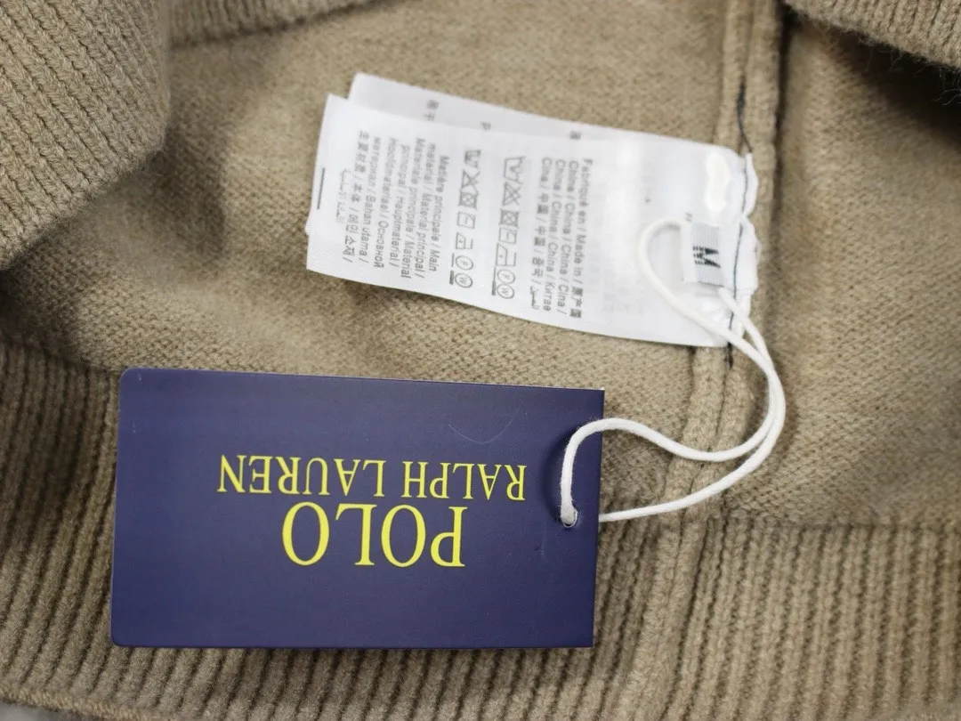 P276 Style number: D169 RALPH LAUREN/Ralph Lauren classic war horse small label embroidery logo Paul polo high collar pullover half-zip knitted sweater, high-density LOGO embroidery on the chest, original customization of tag accessories. Made of pure cotton yarn 🧶 blended with wool, pure cotton is skin-friendly and comfortable, small label war horse embroidered turtleneck sweater 🐎 high quality. Follow the blogger to learn how to wear it! Let’s buy a Ralph Lauren knitted sweater. It’s a super hard-to-find series after it became popular. It’s hard to find one on the official website. It’s simple and practical, with a lazy and loose feel. The thickened fabric has a more texture, soft and delicate feel, and a loose fit. Whether worn alone or layered, you can wear a simple one to create different styles of fashion!  Color: Black Khaki Size: Picture 9
